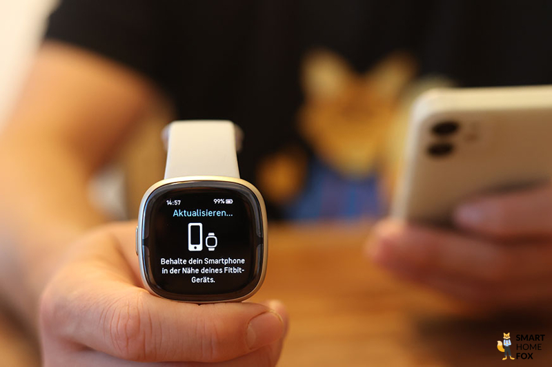 Man sieht, wie die Fitbit Sense 2 eingerichtet wird.